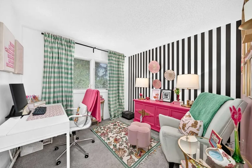 28 Woodmont Place SW Calgary AB T2W 4N3