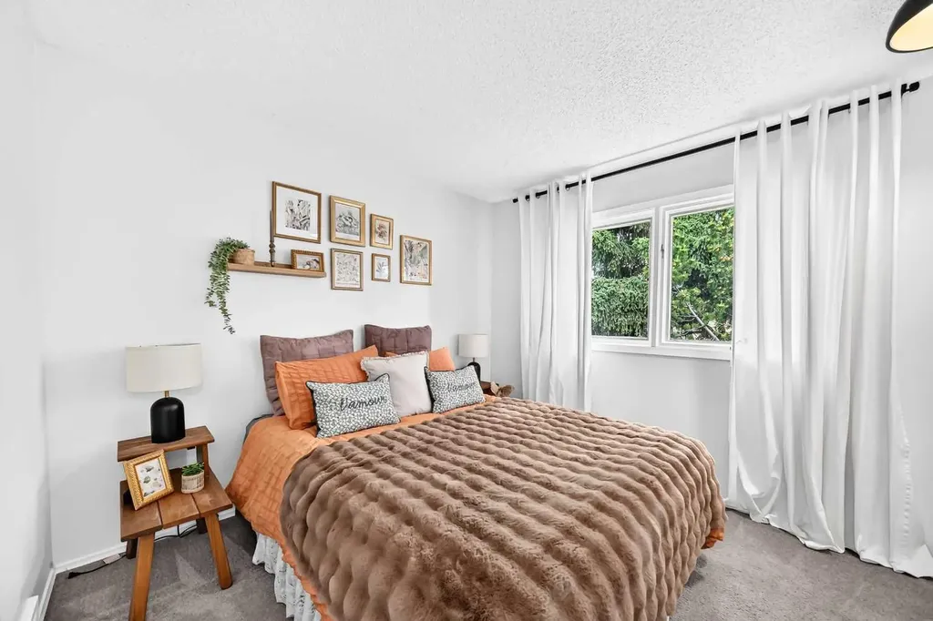 28 Woodmont Place SW Calgary AB T2W 4N3