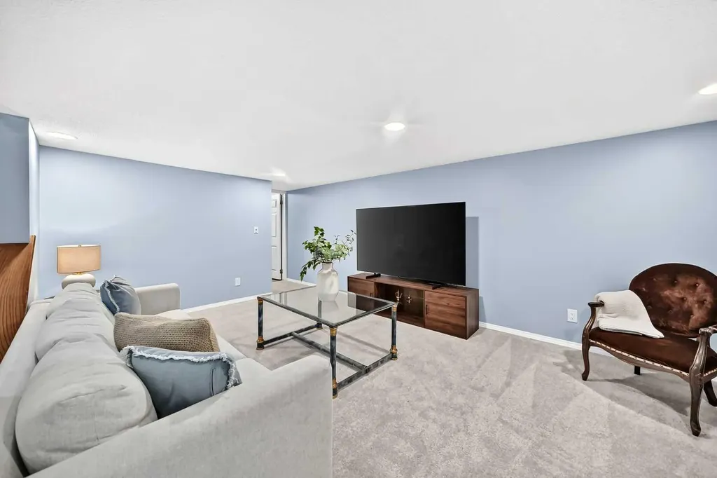 28 Woodmont Place SW Calgary AB T2W 4N3