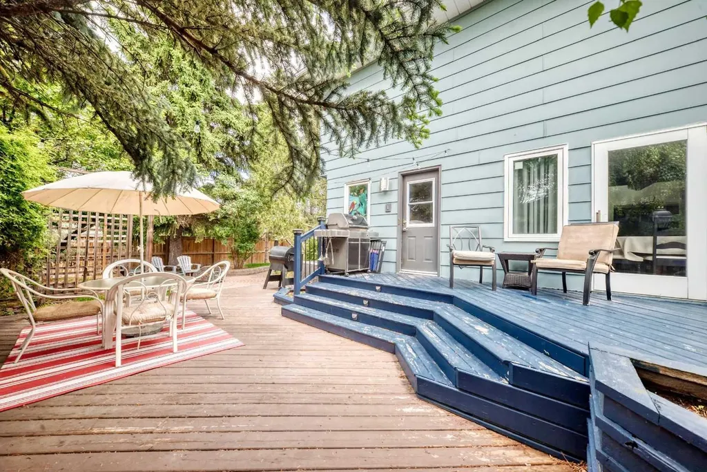 28 Woodmont Place SW Calgary AB T2W 4N3