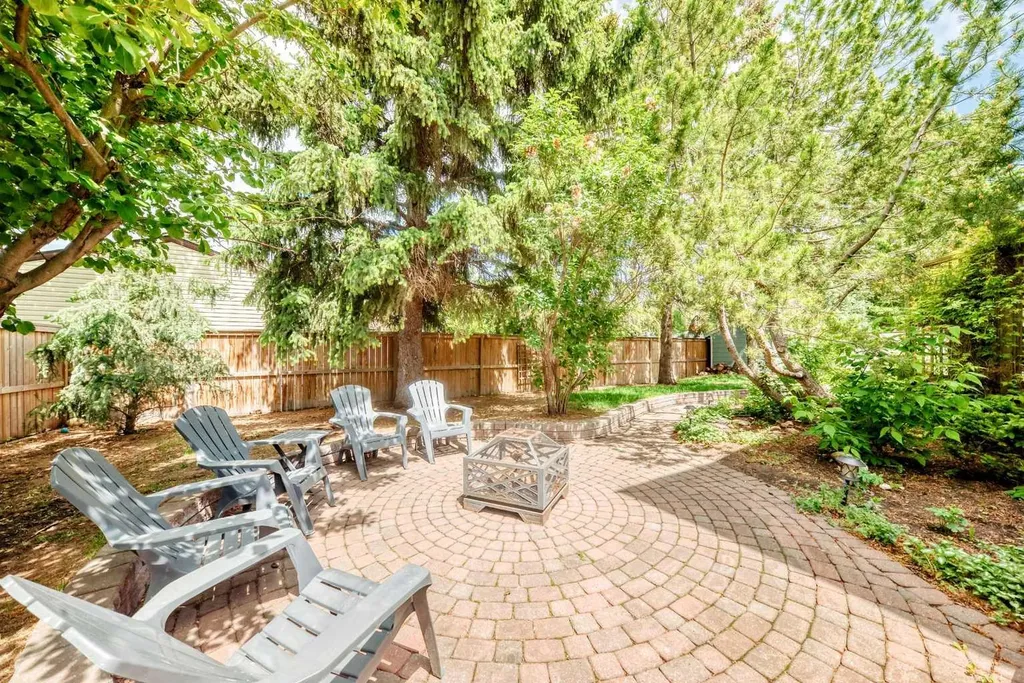 28 Woodmont Place SW Calgary AB T2W 4N3