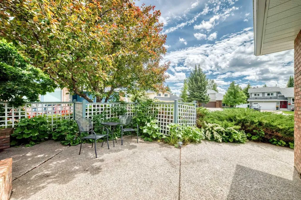 28 Woodmont Place SW Calgary AB T2W 4N3
