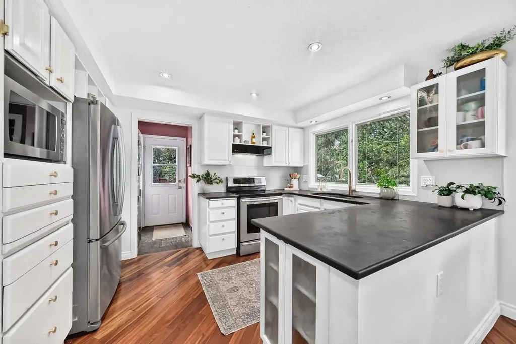28 Woodmont Place SW Calgary AB T2W 4N3