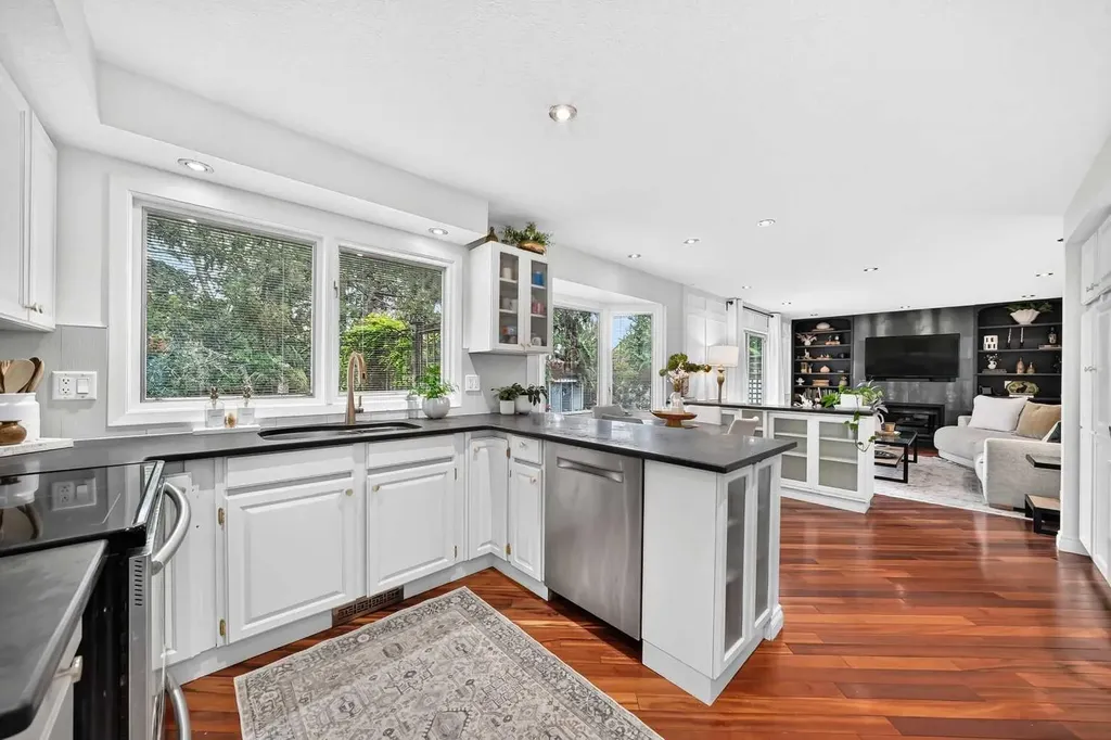 28 Woodmont Place SW Calgary AB T2W 4N3