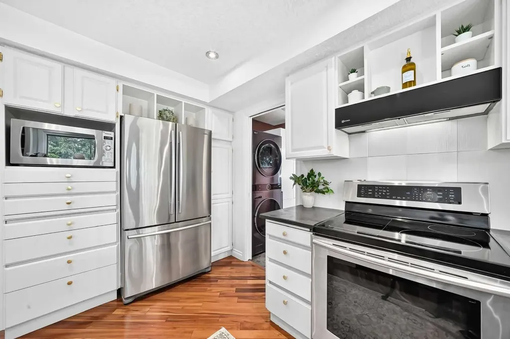 28 Woodmont Place SW Calgary AB T2W 4N3
