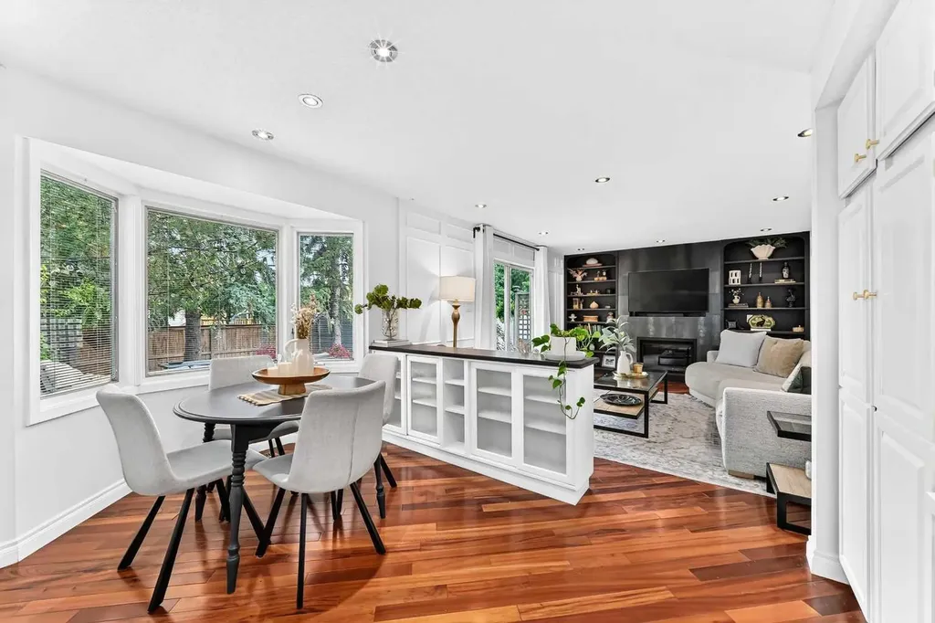 28 Woodmont Place SW Calgary AB T2W 4N3