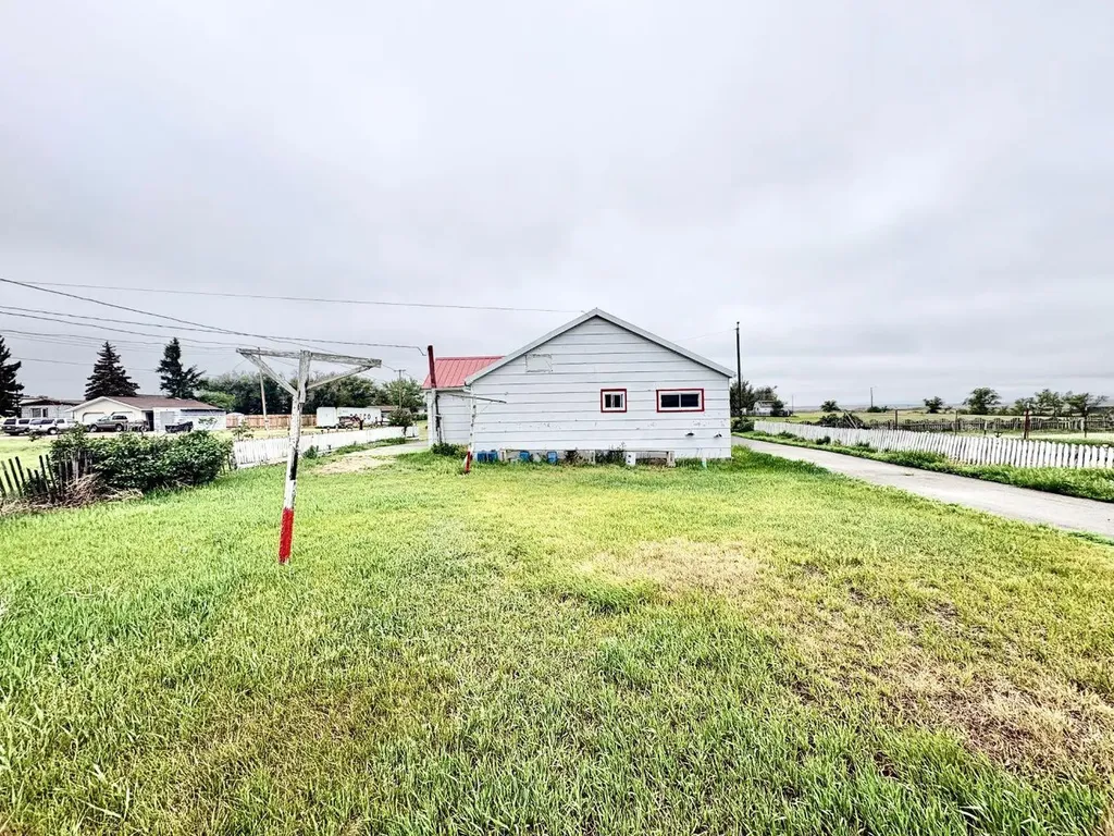 210 1 Street E Empress AB T0J1E0