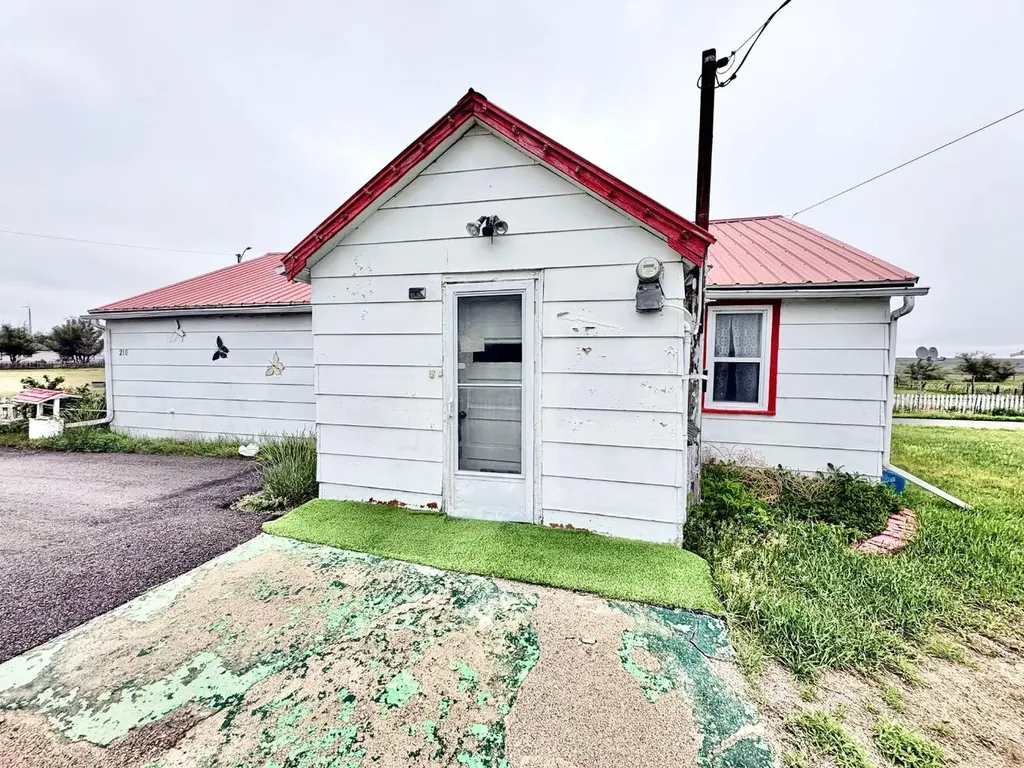210 1 Street E Empress AB T0J1E0