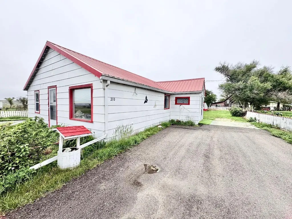 210 1 Street E Empress AB T0J1E0