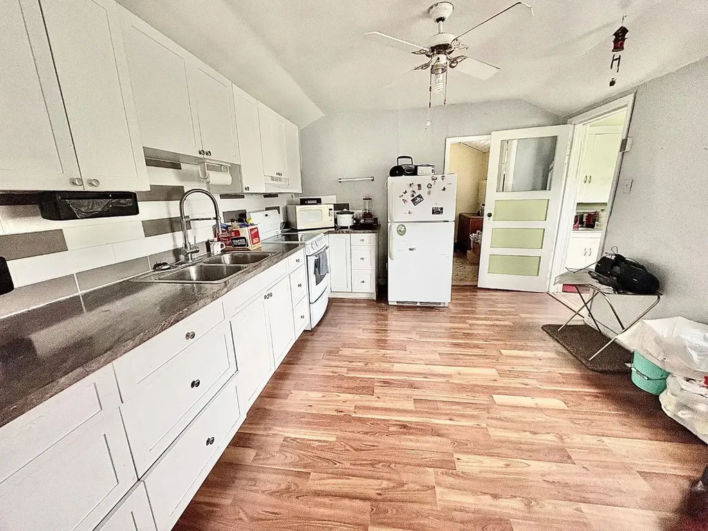 210 1 Street E Empress AB T0J1E0