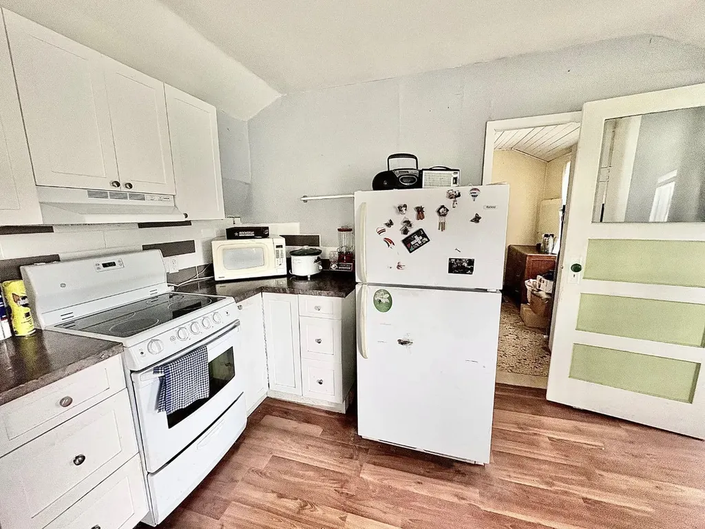 210 1 Street E Empress AB T0J1E0