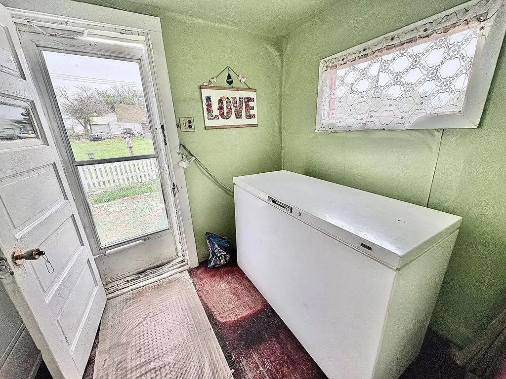 210 1 Street E Empress AB T0J1E0