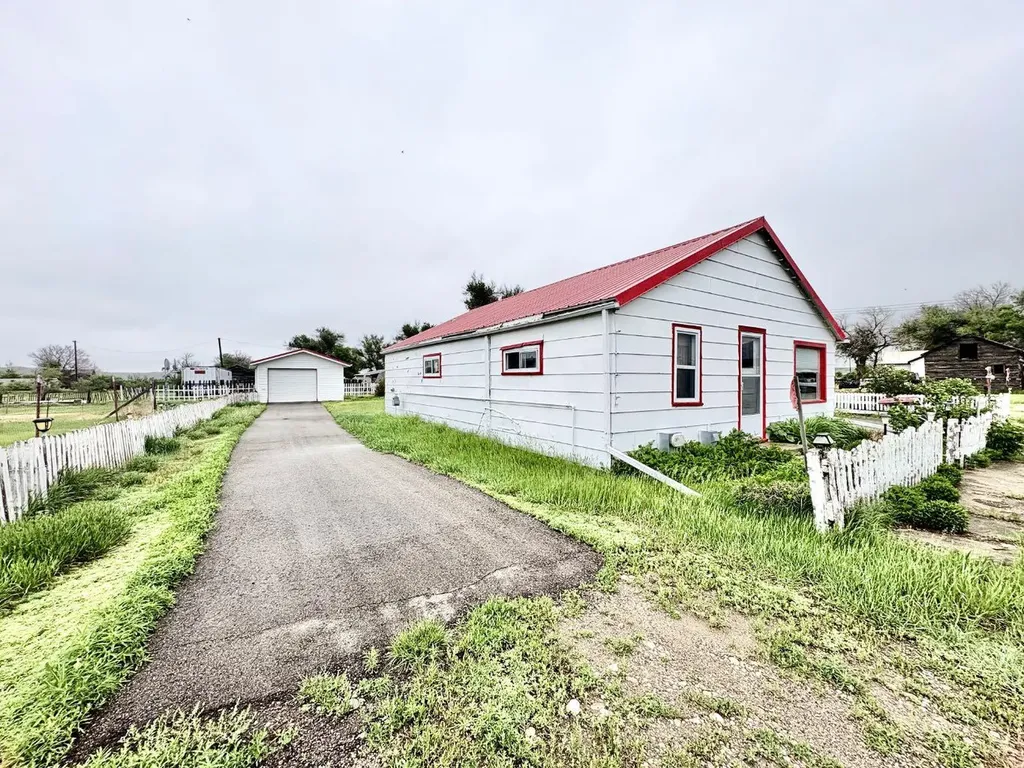 210 1 Street E Empress AB T0J1E0