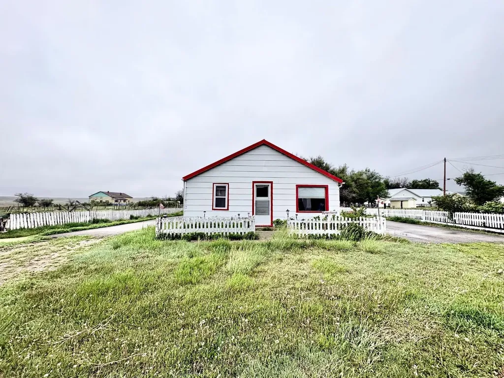 210 1 Street E Empress AB T0J1E0
