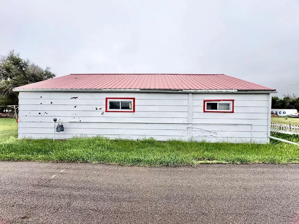 210 1 Street E Empress AB T0J1E0