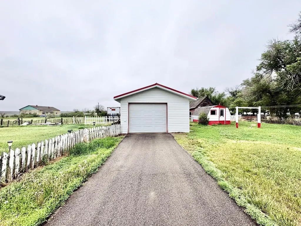 210 1 Street E Empress AB T0J1E0