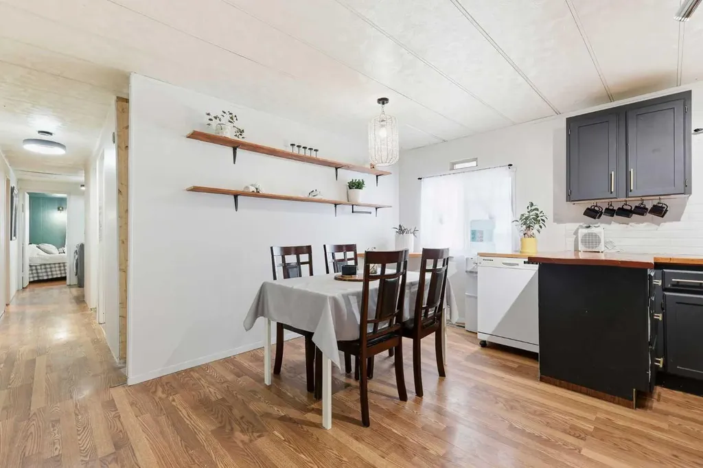 3223 83 Street NW Calgary AB T3B 5N1