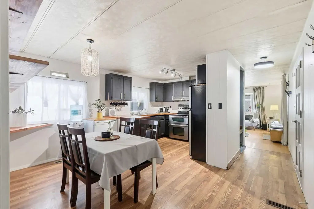 3223 83 Street NW Calgary AB T3B 5N1