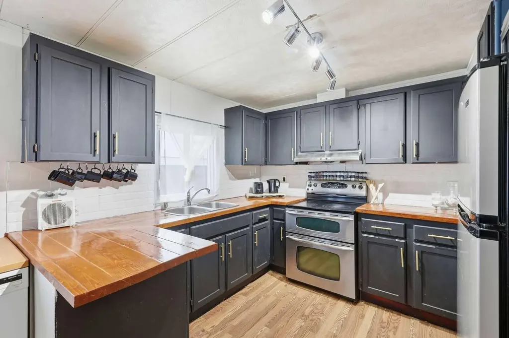 3223 83 Street NW Calgary AB T3B 5N1