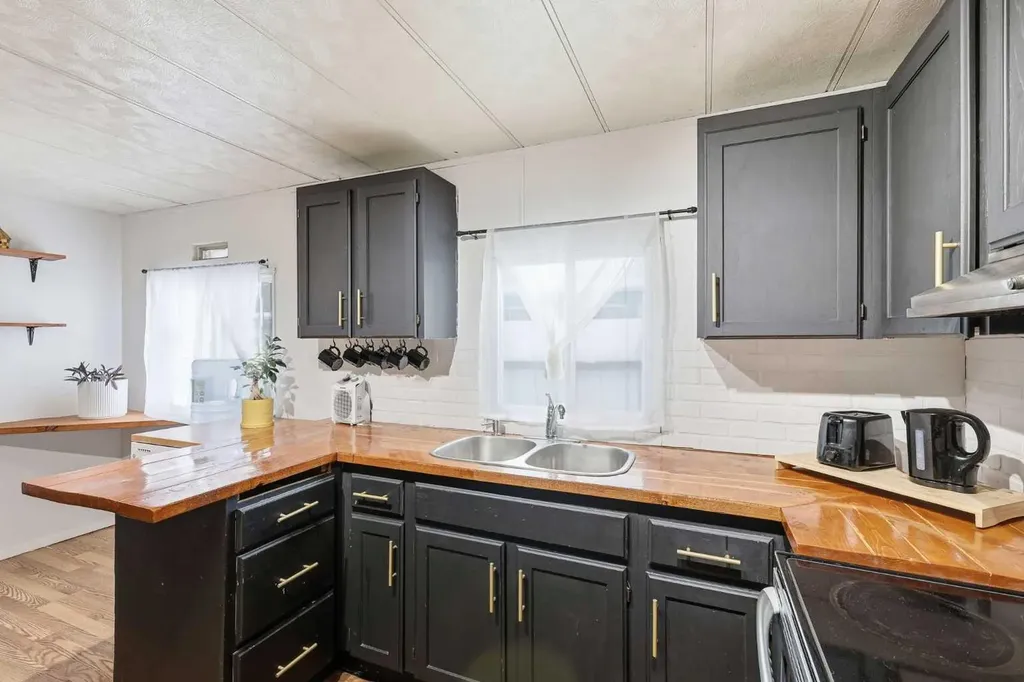 3223 83 Street NW Calgary AB T3B 5N1