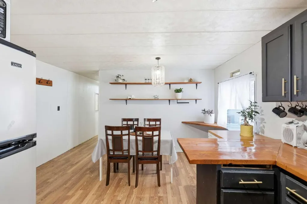 3223 83 Street NW Calgary AB T3B 5N1