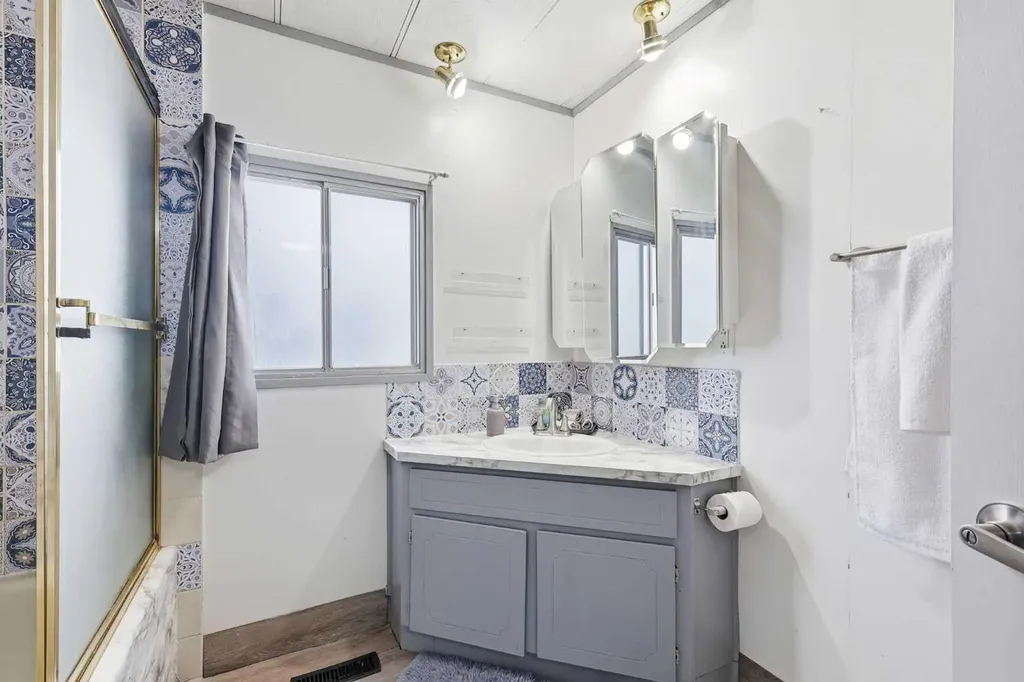 3223 83 Street NW Calgary AB T3B 5N1