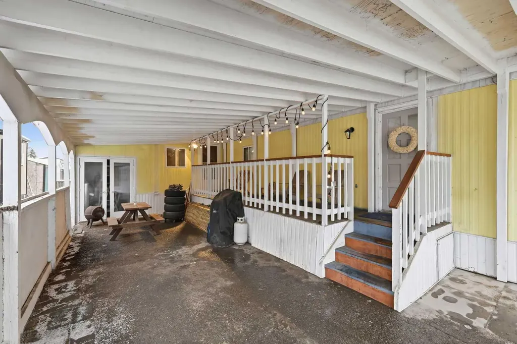 3223 83 Street NW Calgary AB T3B 5N1