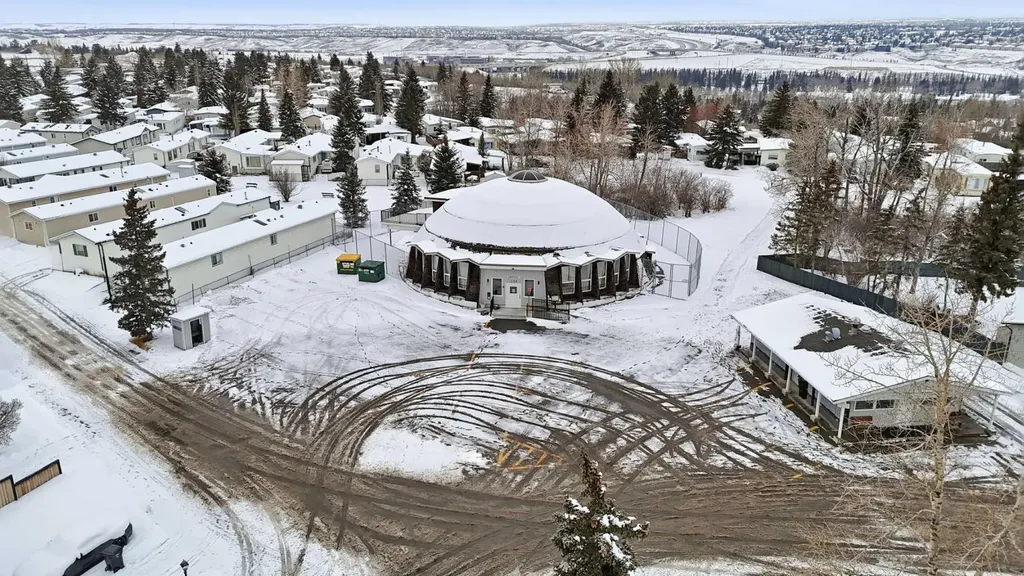 3223 83 Street NW Calgary AB T3B 5N1