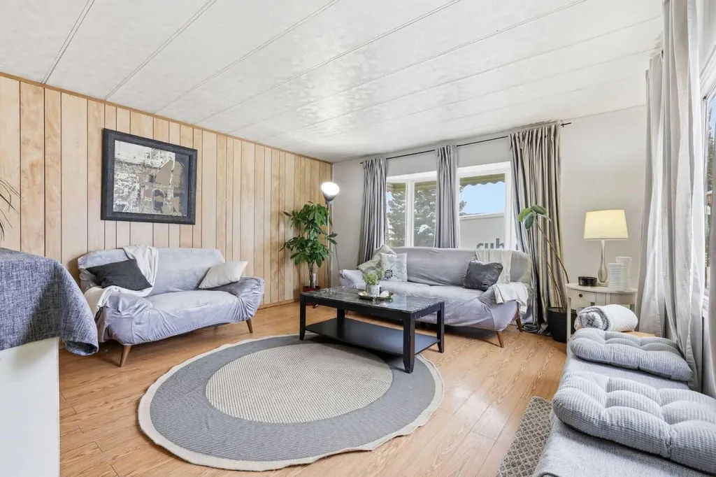 3223 83 Street NW Calgary AB T3B 5N1