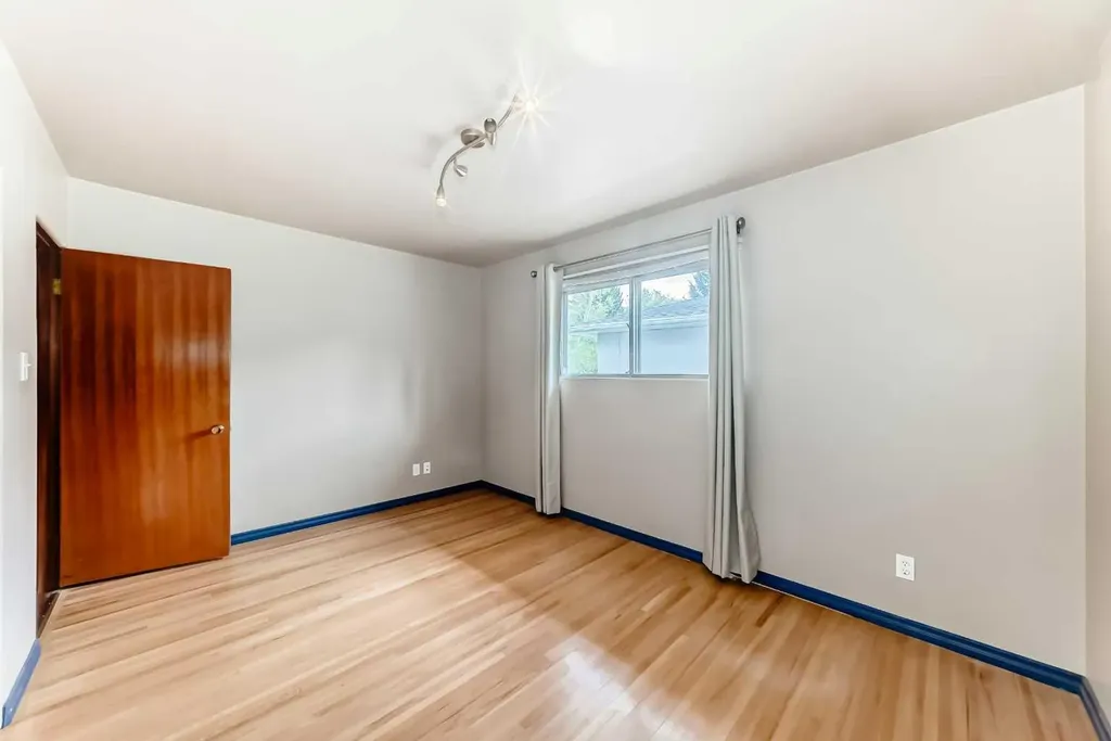 1228 Rosehill Drive NW Calgary AB T2K 1M1