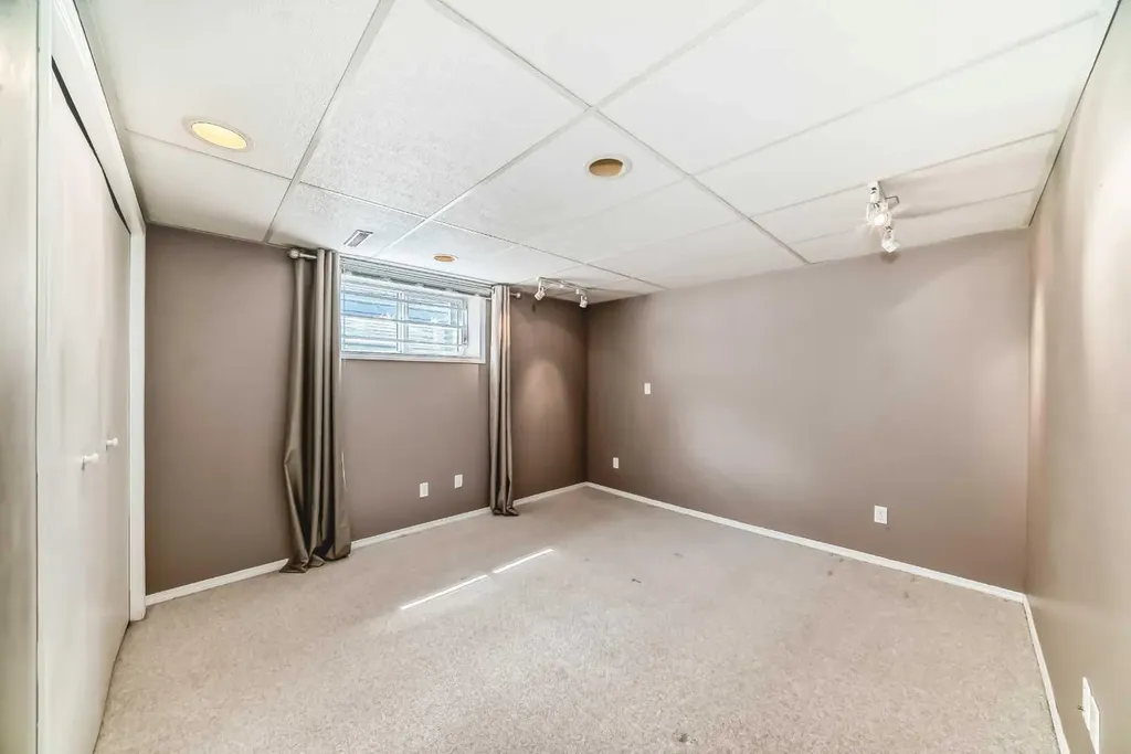 1228 Rosehill Drive NW Calgary AB T2K 1M1