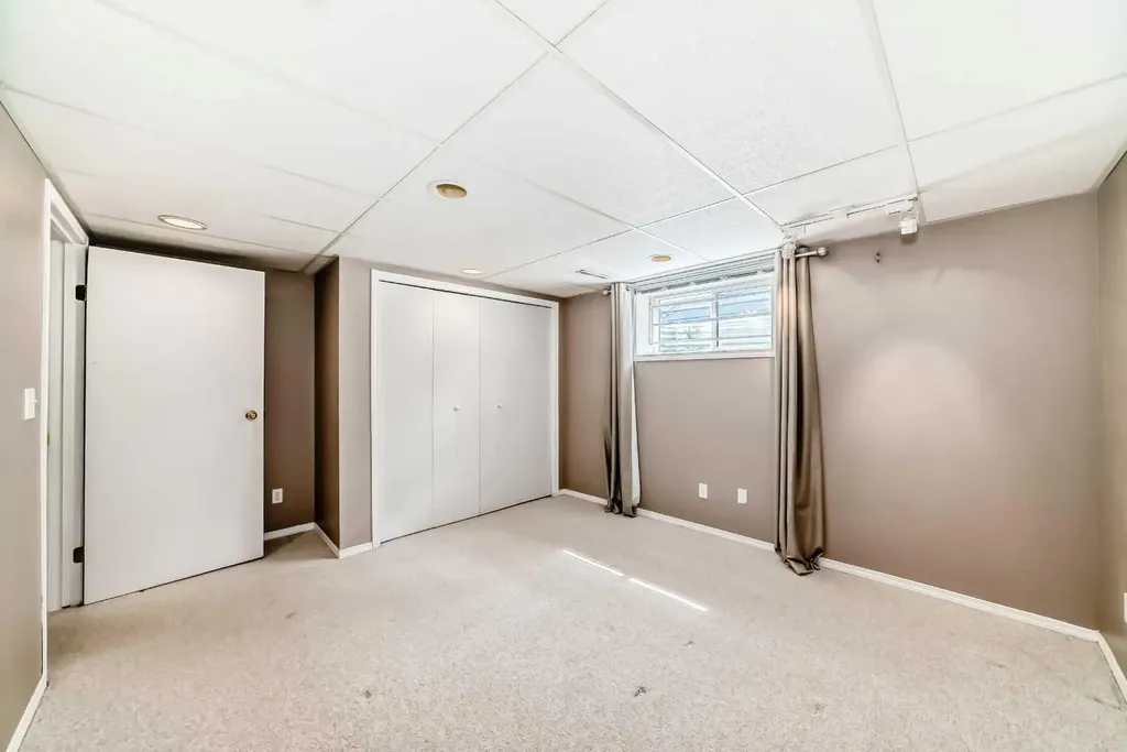 1228 Rosehill Drive NW Calgary AB T2K 1M1