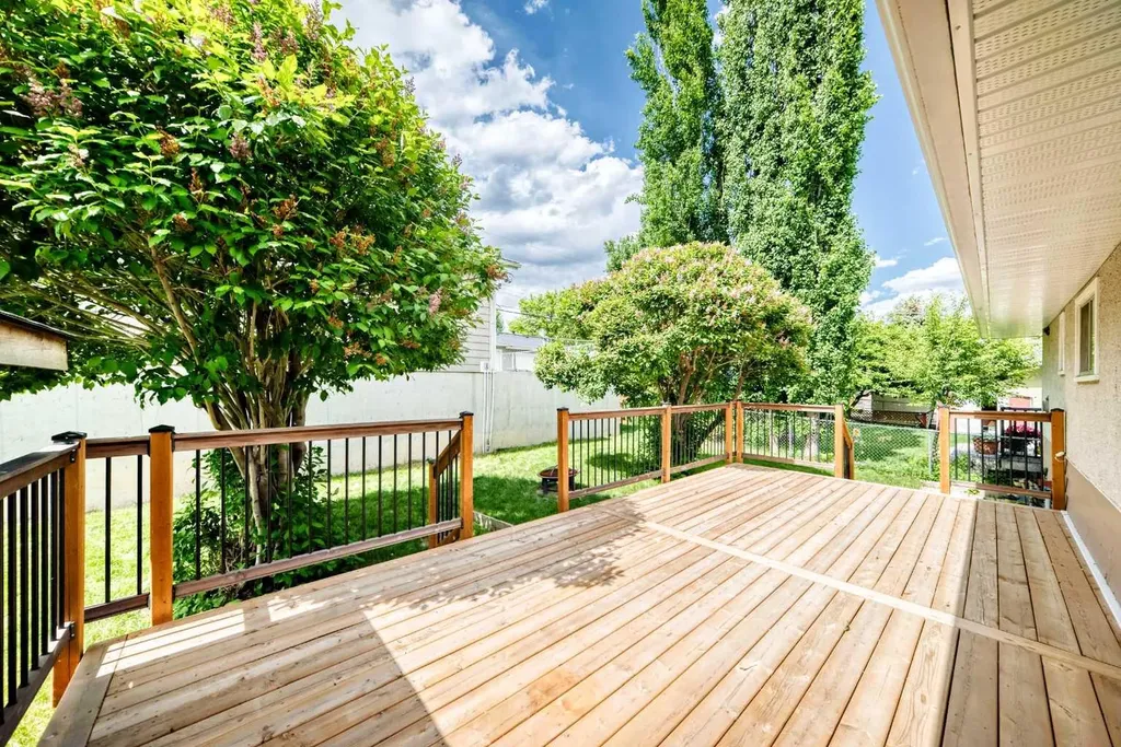 1228 Rosehill Drive NW Calgary AB T2K 1M1