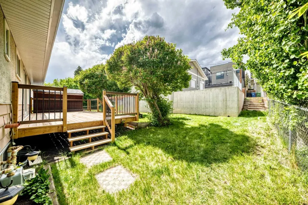 1228 Rosehill Drive NW Calgary AB T2K 1M1