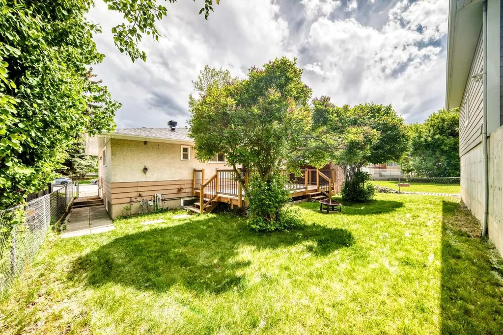 1228 Rosehill Drive NW Calgary AB T2K 1M1