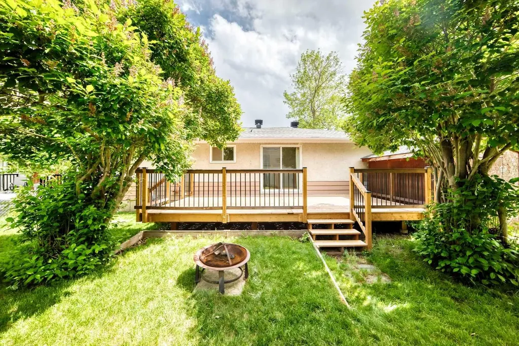 1228 Rosehill Drive NW Calgary AB T2K 1M1