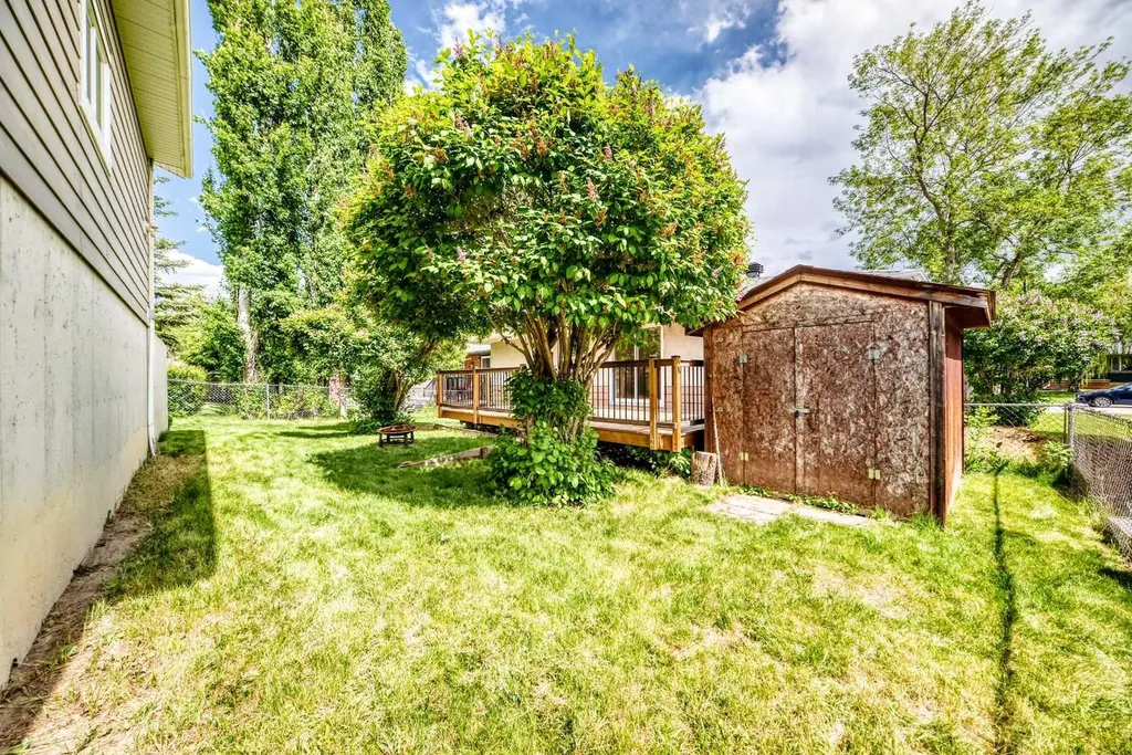 1228 Rosehill Drive NW Calgary AB T2K 1M1