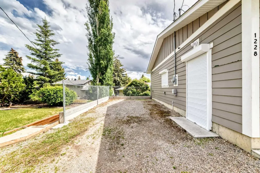 1228 Rosehill Drive NW Calgary AB T2K 1M1
