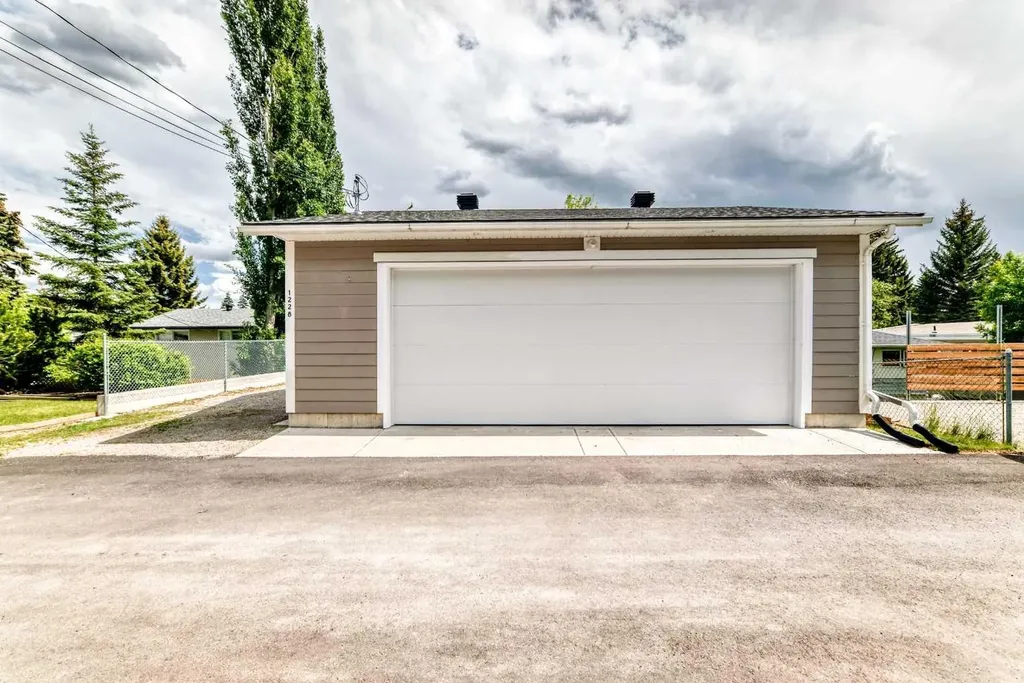 1228 Rosehill Drive NW Calgary AB T2K 1M1