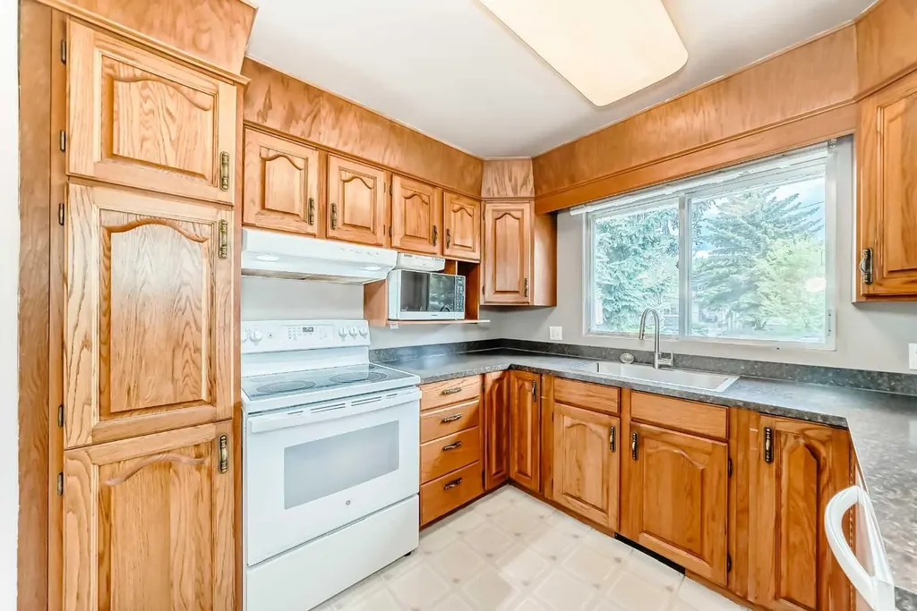 1228 Rosehill Drive NW Calgary AB T2K 1M1