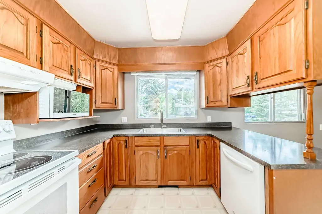 1228 Rosehill Drive NW Calgary AB T2K 1M1
