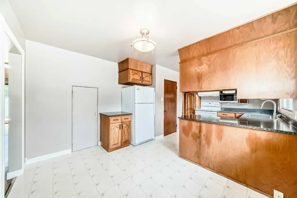 1228 Rosehill Drive NW Calgary AB T2K 1M1