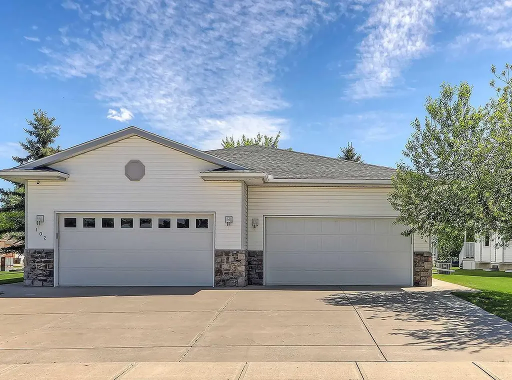 104 Riverside Place NW High River AB T1V 1X3