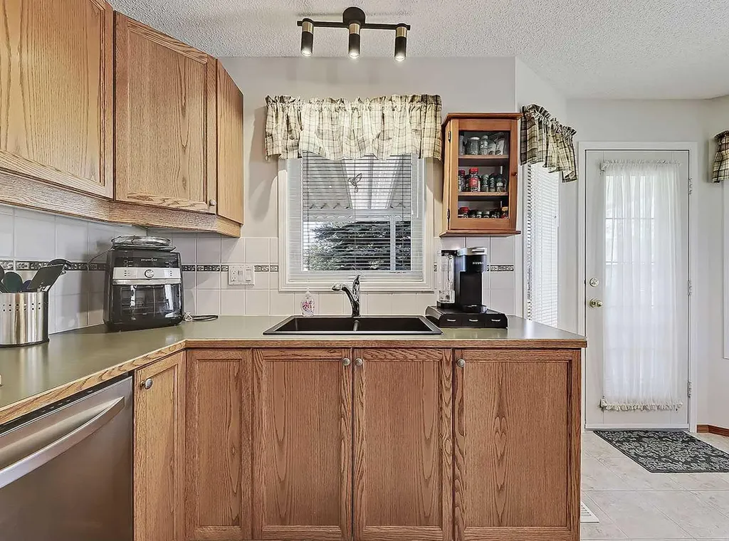 104 Riverside Place NW High River AB T1V 1X3