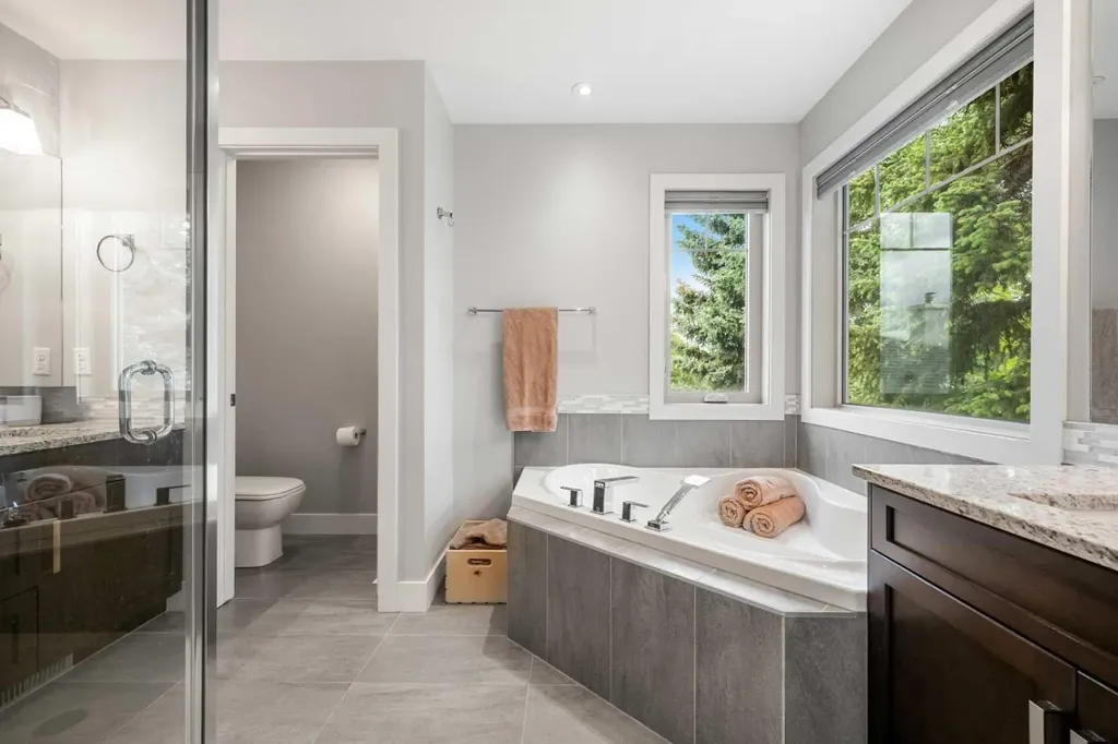 529 30 Avenue NW Calgary AB T2M 2N7