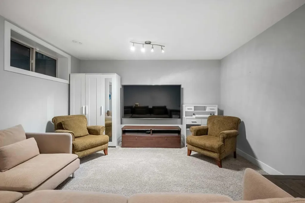 529 30 Avenue NW Calgary AB T2M 2N7