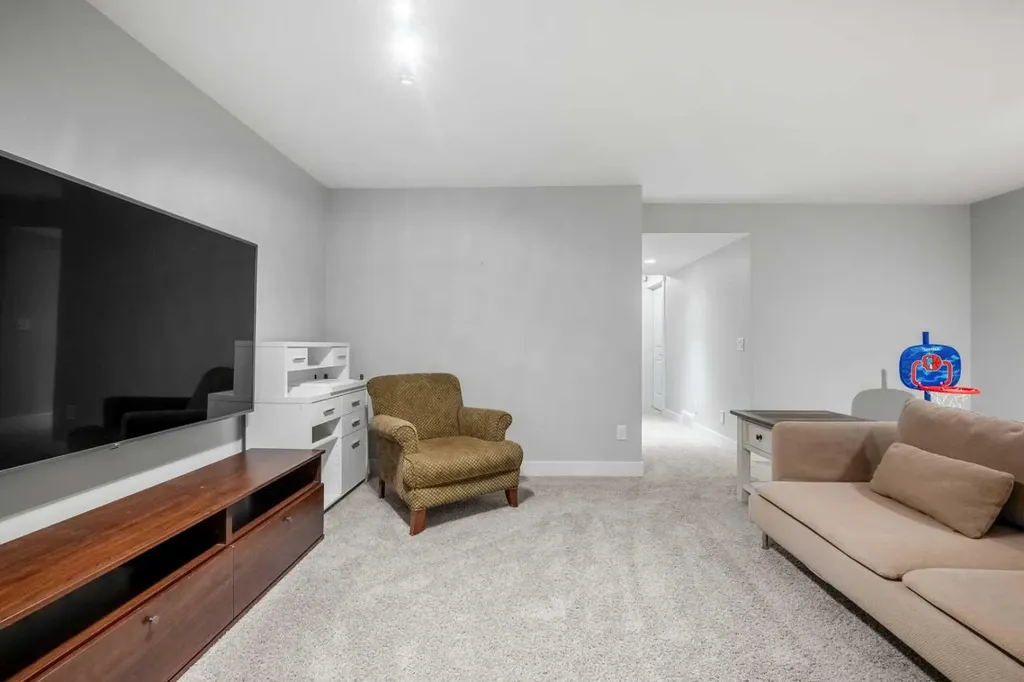 529 30 Avenue NW Calgary AB T2M 2N7