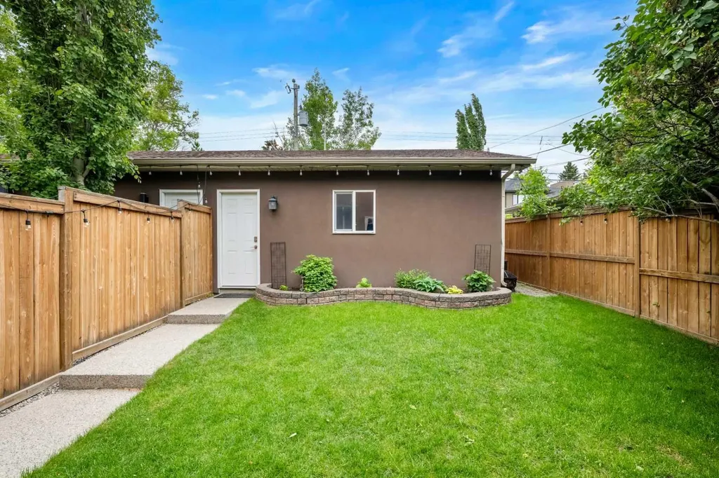 529 30 Avenue NW Calgary AB T2M 2N7