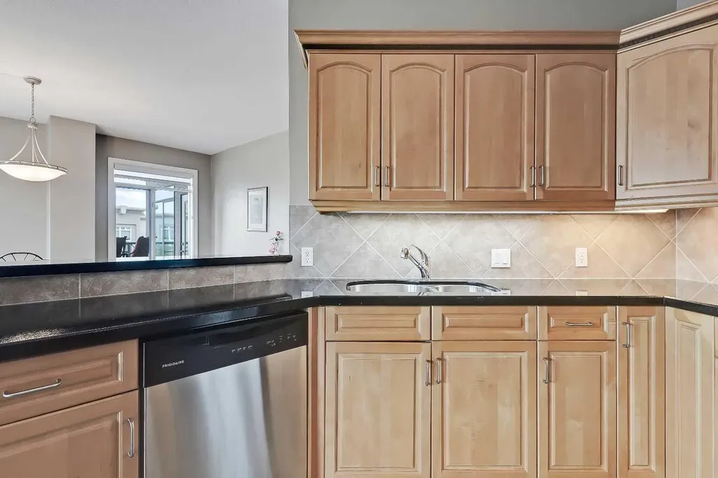 4 14 Street NW Calgary AB T2N 1Z4