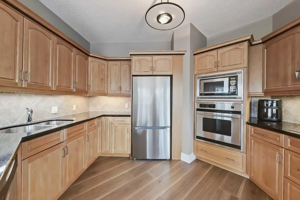 4 14 Street NW Calgary AB T2N 1Z4